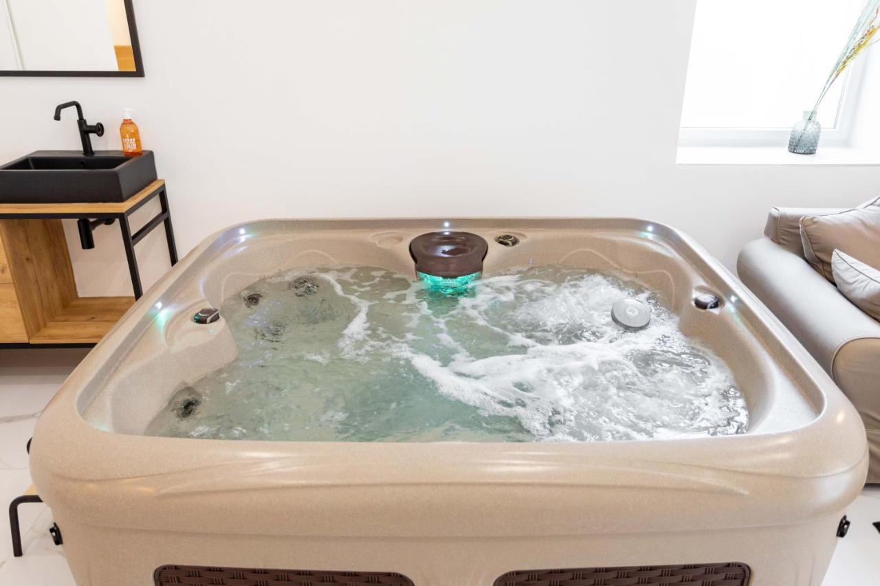 Love Room Jacuzzi Sauna Privatif Марсель Экстерьер фото